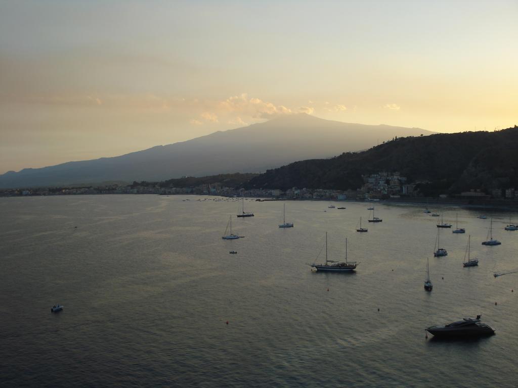 B&B La Casa Di Luigi Giardini Naxos Bagian luar foto